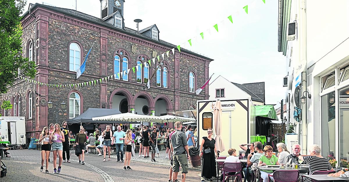 Geisenheimer trotzen dem Gewitter beim Lindenfest